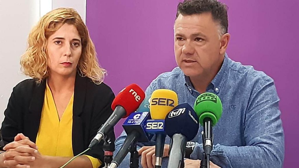 Juan Antonio Delgado, diputado de Unidas Podemos por Cádiz, y Gema Aguilar, candidata al Congreso de Unidas Podemos por Melilla